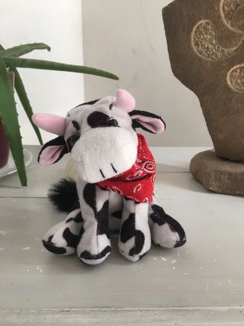 Peluche petite vache avec son bandana