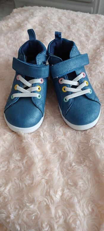 Très jolie paires de baskets fille Pointure 22