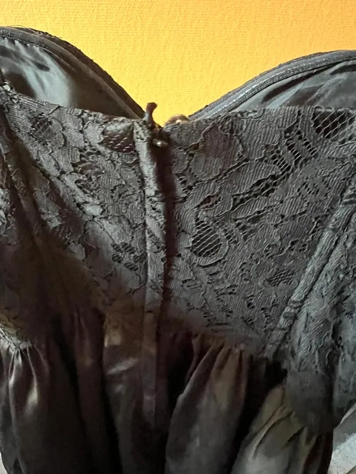 Robe noire bustier avec dentelle h et m T38 - photo numéro 3