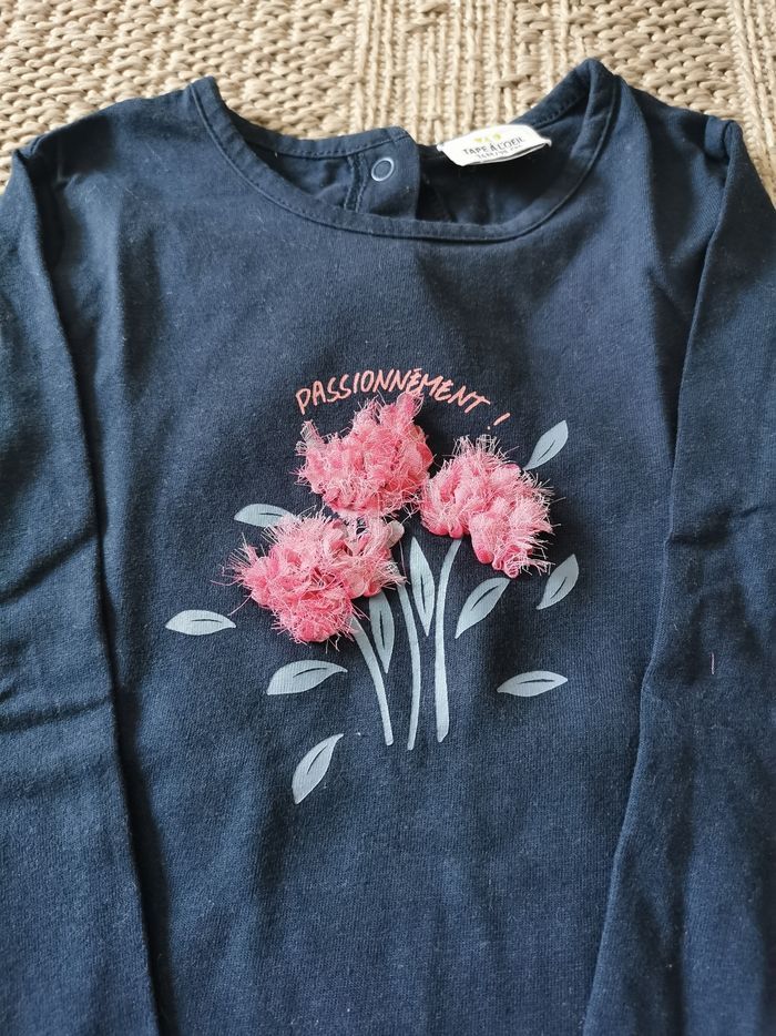 Tee-shirt bleu détails fleurs - photo numéro 3