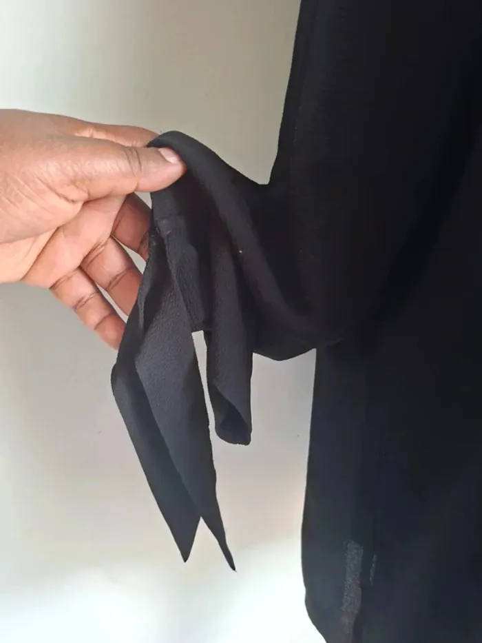 Blouse noir avec broderies fleuries - chic et bohème, neuve, taille XL - photo numéro 3