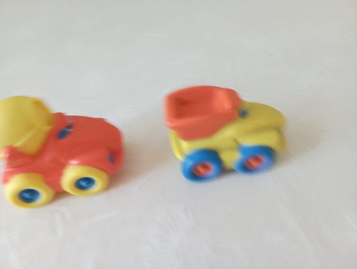 Lot 2 voitures en caoutchouc pour le bain 1€5 - photo numéro 2