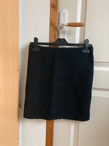 Jupe moulante noire à motifs