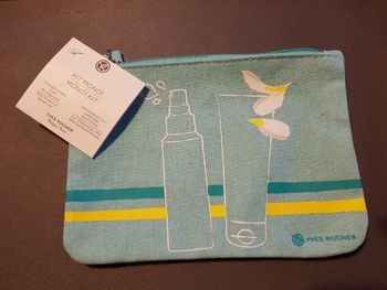 Pochette 18 x  13 cm.  Neuf. Yves rocher