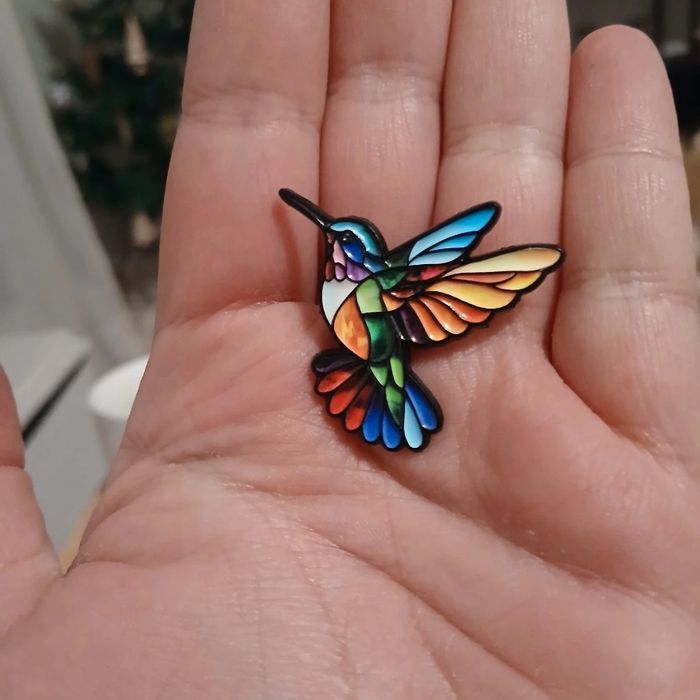 Pin's colibri multicolore