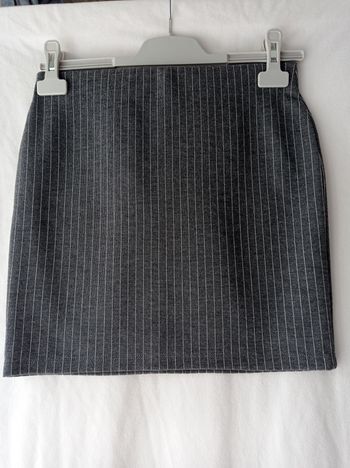 JUPE BERSHKA grise et rayée blanche. 