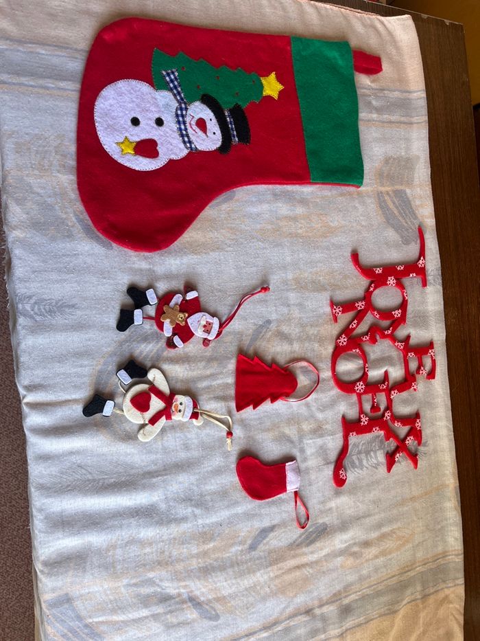 Lot d’éléments en feutrine pour décorer le sapin de Noël ou bien la cheminée .