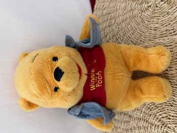 peluche très douce Disney WINNIE L'OURSON avec sa veste en jeans