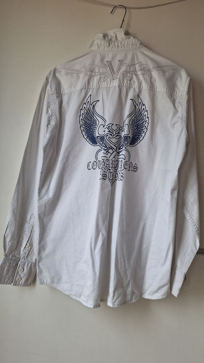 Chemise blanche avec motif .