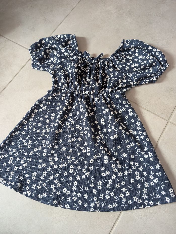Jolie robe à fleurs - photo numéro 2