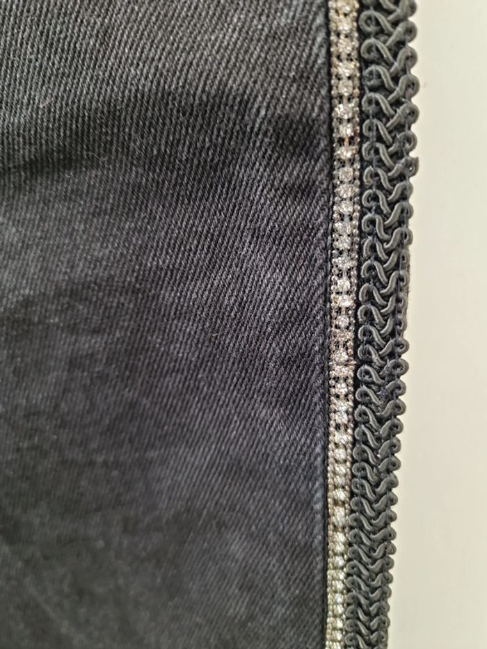 Jeans Noir Avec Bandes Rivière De Diamants Strass Et Broderie Noire - photo numéro 4