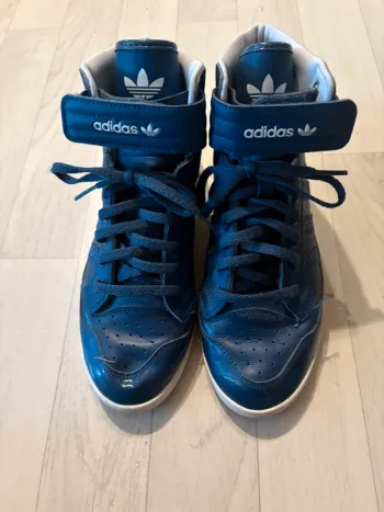Basket adidas bleu 38 très peu porté, excellent etat voir photo