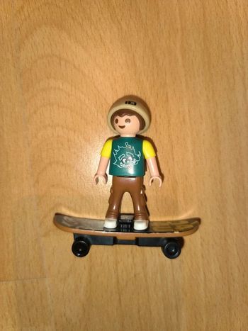 Garçon Playmobil sur son skateboard+ bonnet