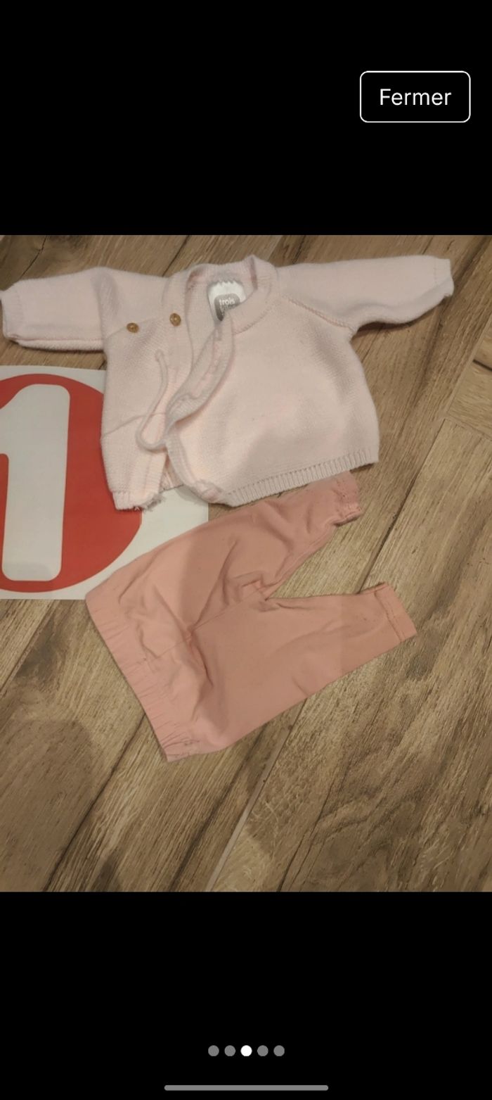 Ensemble pantalon rose et pull en maille fermeture croisé 
Marque trois kilos sept 
Parfait état 
Coloris rose - photo numéro 3