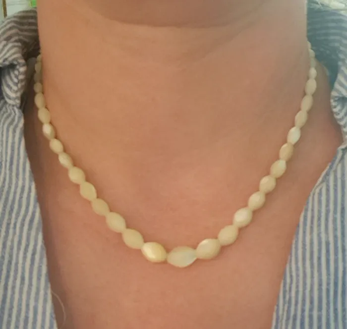Collier en perles de nacre formé grain de riz vintage