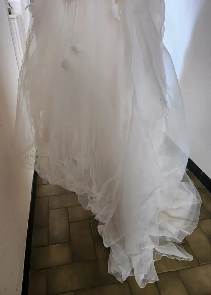 Robe de mariée blanche avec fleurs rouges taille 48 à 54 laçage dos en bon état Cosmobella - photo numéro 14