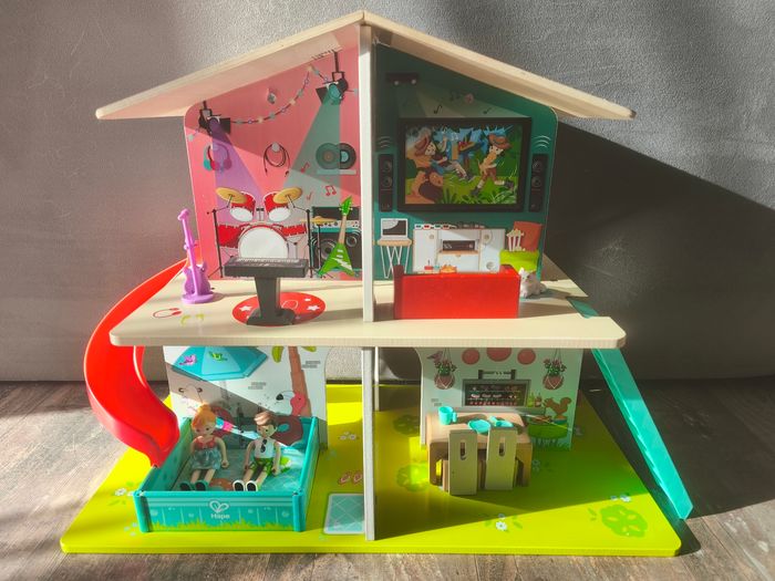 Maison de poupée interactive et sonore hape
