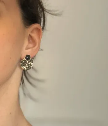 Boucles d’oreilles rondes dorées avec détail noir – Chic et élégantes