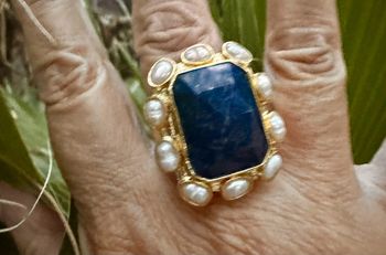 Grosse bague  acier inoxydable or grosse lapis-lazuli perles d’eaux douces serties habaha Paris
