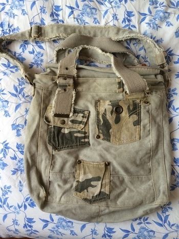 sac bandouliere beige avec motif armee