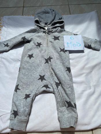 Combinaison taille 3 mois tacher
