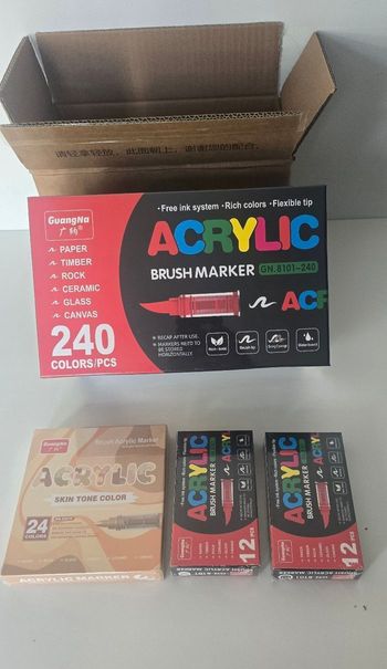 Lot de plusieurs boites feutres acryliques guangna