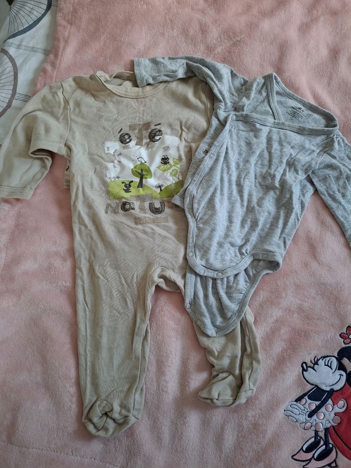 Lot 1 pyjama 1 bodies