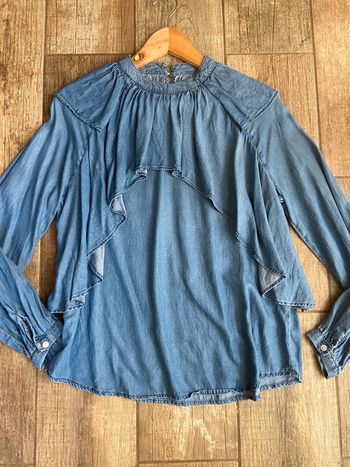 Blouse manches longues en jean à volants mango