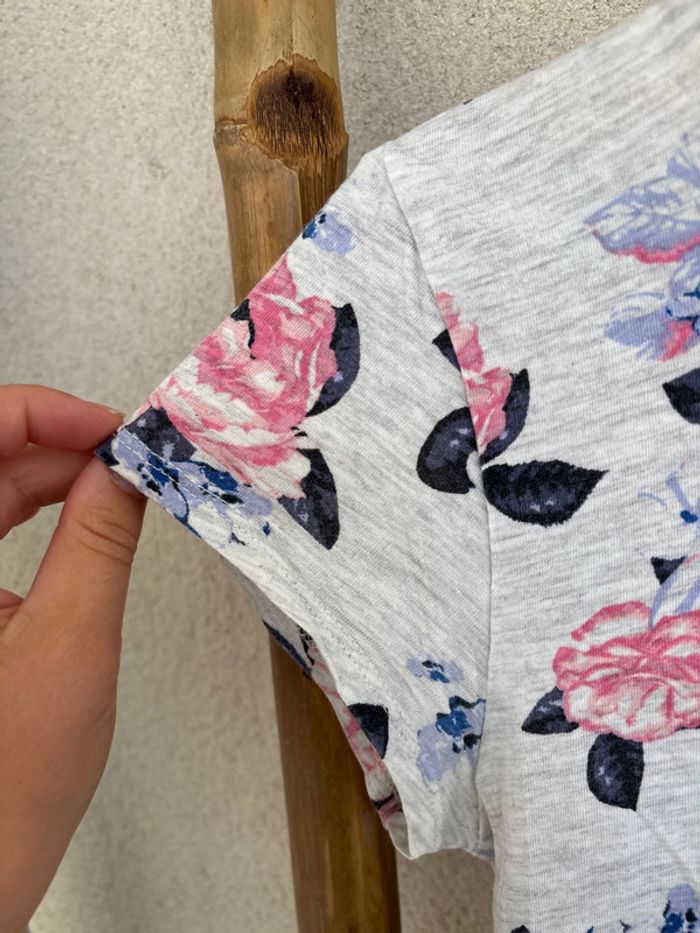 t-shirt gris avec motifs à fleurs - photo numéro 3