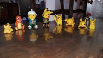 Lot figurines Pokémon : 7 Pikachu et 1 Salamèche 