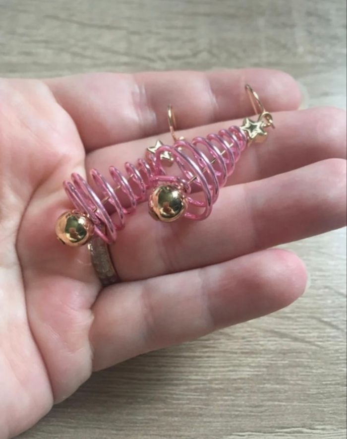 Boucles d’oreilles pendantes NEUVES pour femme forme de sapin 🎄 couleur rose - photo numéro 5