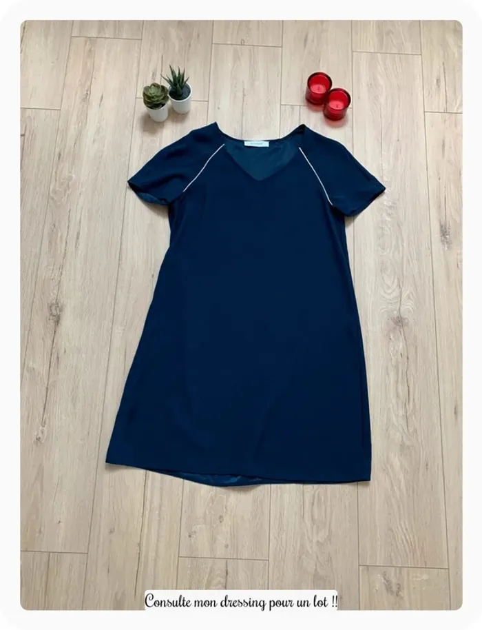 Robe bleu marine avec liseret doré