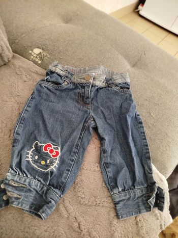 Short bermuda bleu jean. Fille 5 ans. Hello Kitty
