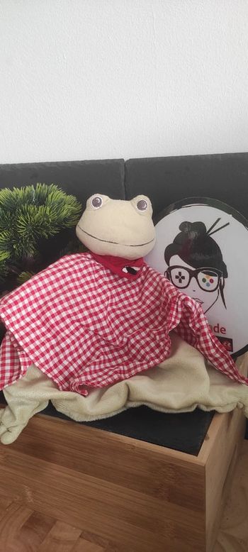 doudou grenouille verte rouge à carreaux ikéa mouche bandana