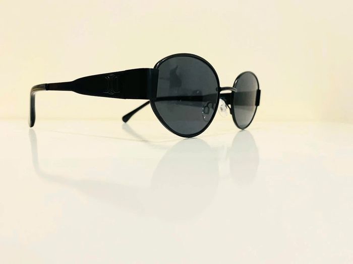 Lunette de soleil mixte ovale noire uvprotection catégorie 3