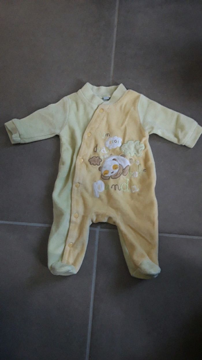 Pyjama/dors bien vert jaune 1 mois