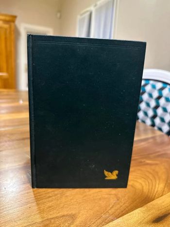 Meurtre en bleu marine, la chair des étoiles, la fille au pied de la Croix