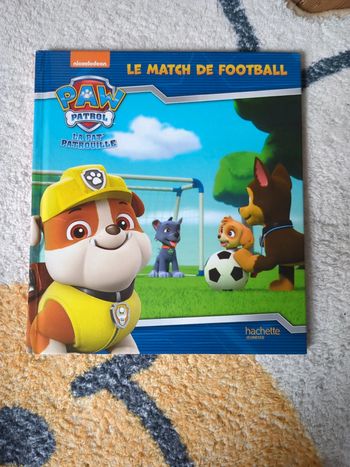 Livre pat patrouille le match de football.