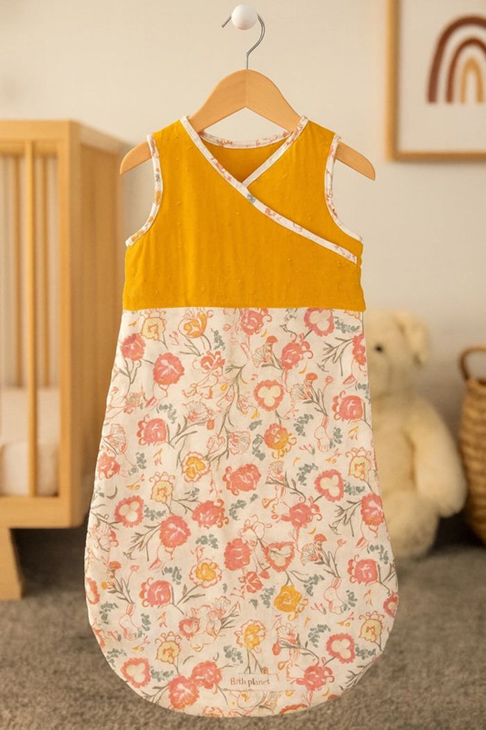 Gigoteuse bébé “Petit Béguin” 1-6 mois – Motifs fleuris et tissu moutarde