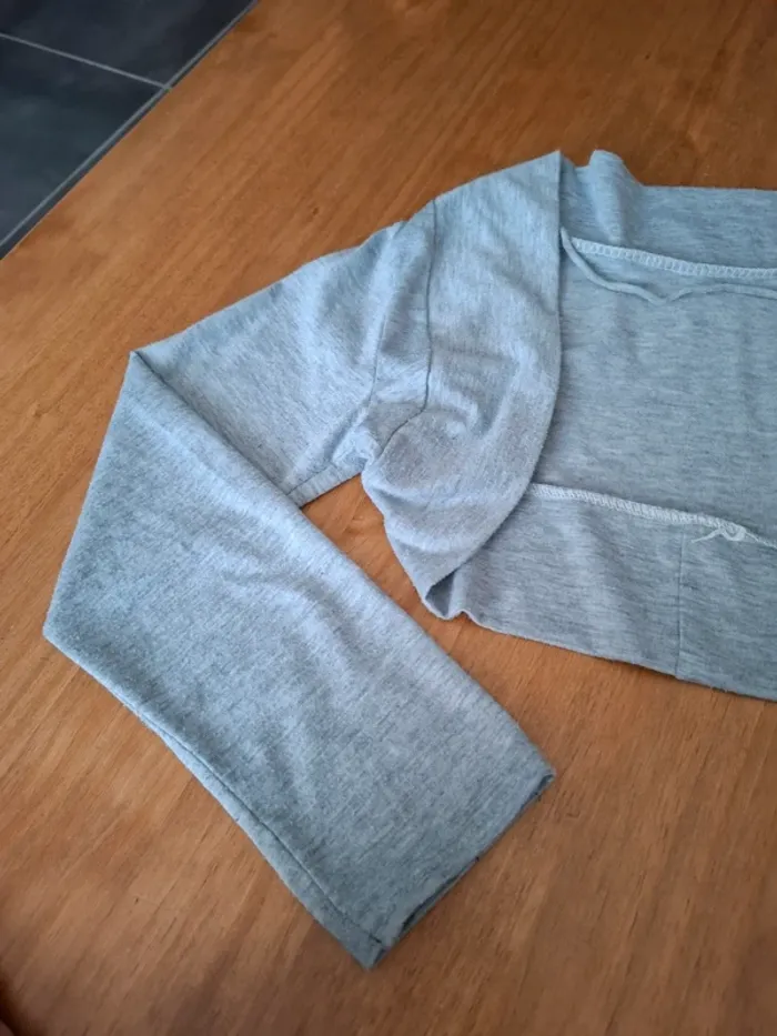 Gilet court boléro couvres épaules 8/10 ans gris clair - photo numéro 3