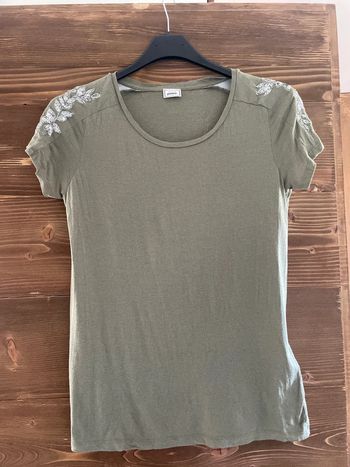 Tee shirt kaki avec motif perle sur les épaules