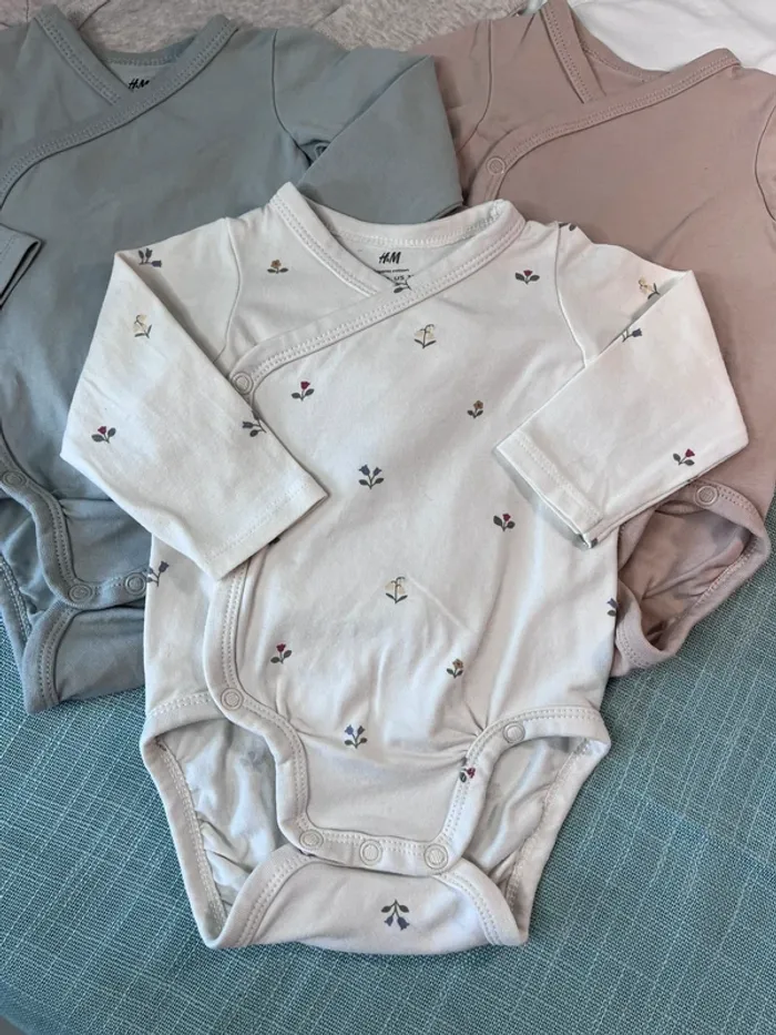 Lot de 5 bodies taille 2-4 mois 62 cm h&m - photo numéro 2