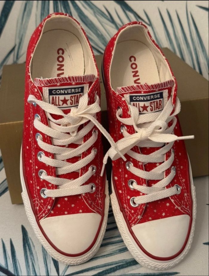 Converse rouge à pti étoiles blanche