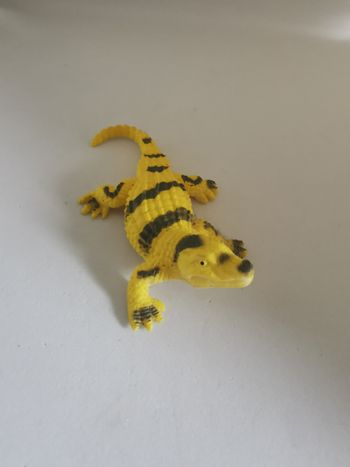 Crocodile jaune figurine