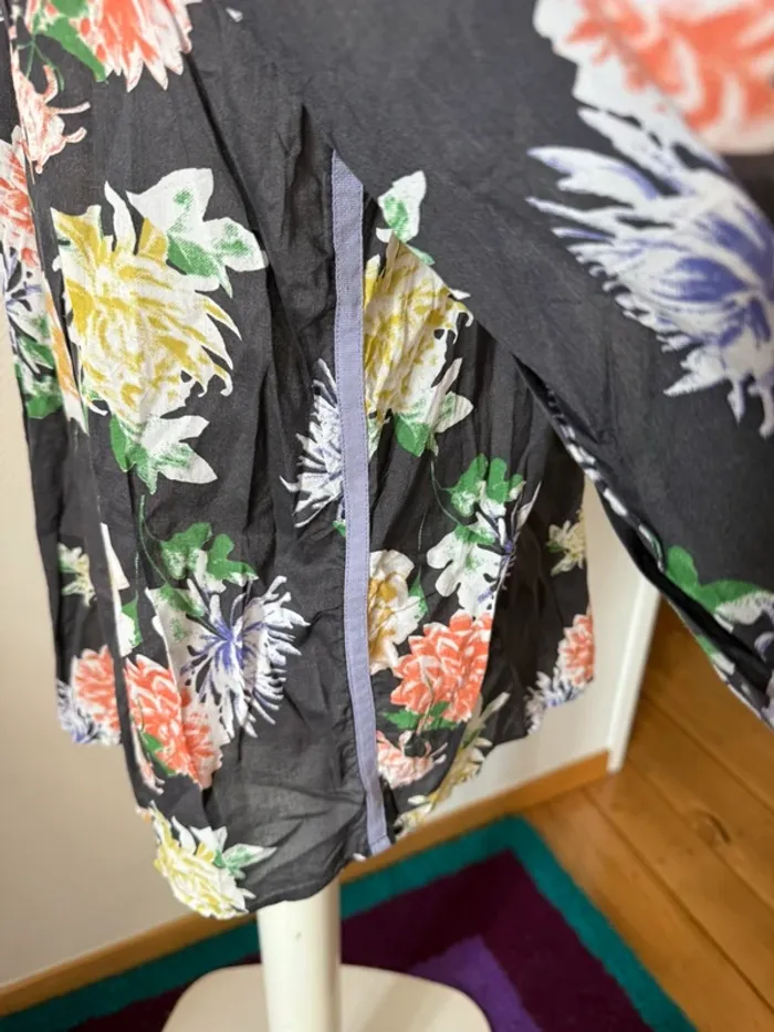 Blouse noir à fleur en très bon état taille S timezone - photo numéro 7