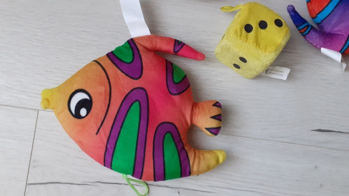 Lot 4 peluches 2 poussons 1 dé et un chiot Neufs - photo numéro 2