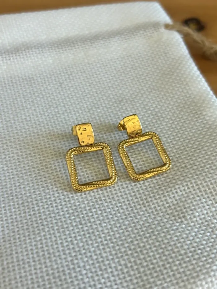 Boucle d’oreille dorée vintage