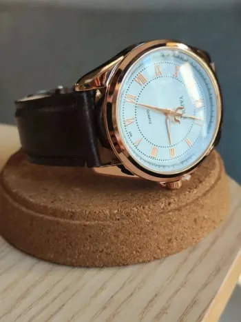 Montre large, dorée, marron, style empereur
