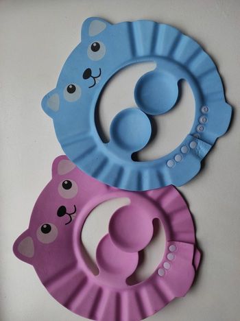 Chapeau ou bonnet pour lave la tête des enfants