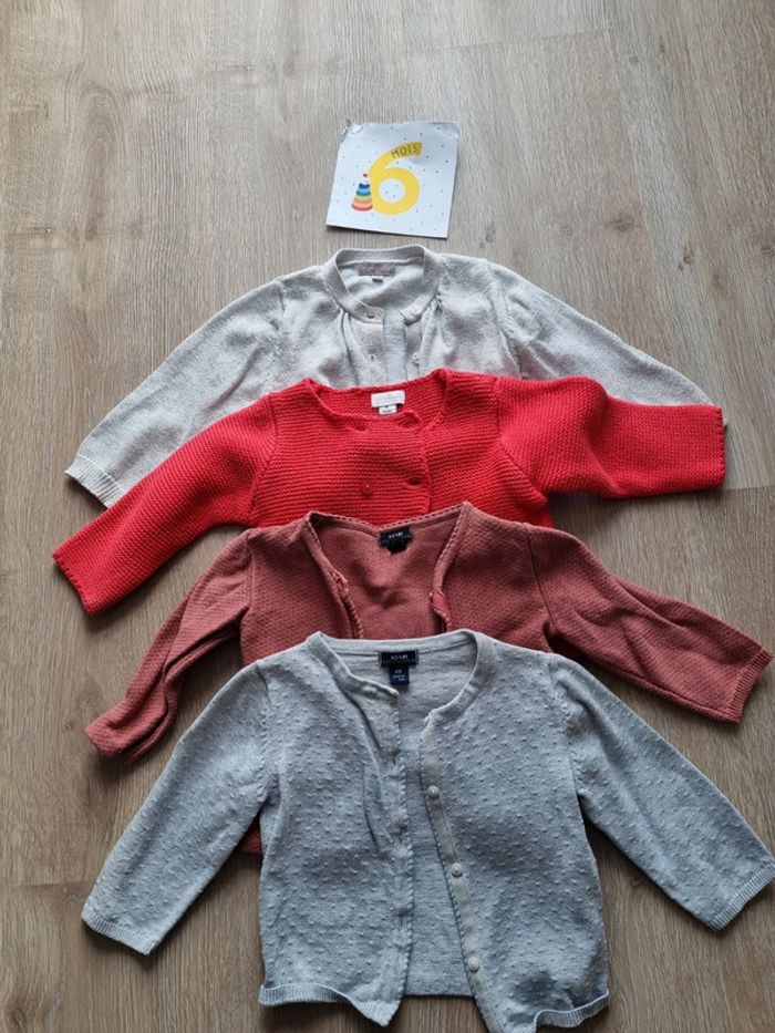 Lot 4 gilets / 6 mois